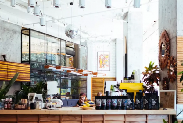 Desain minimalis dengan aksen warna-warna cerah